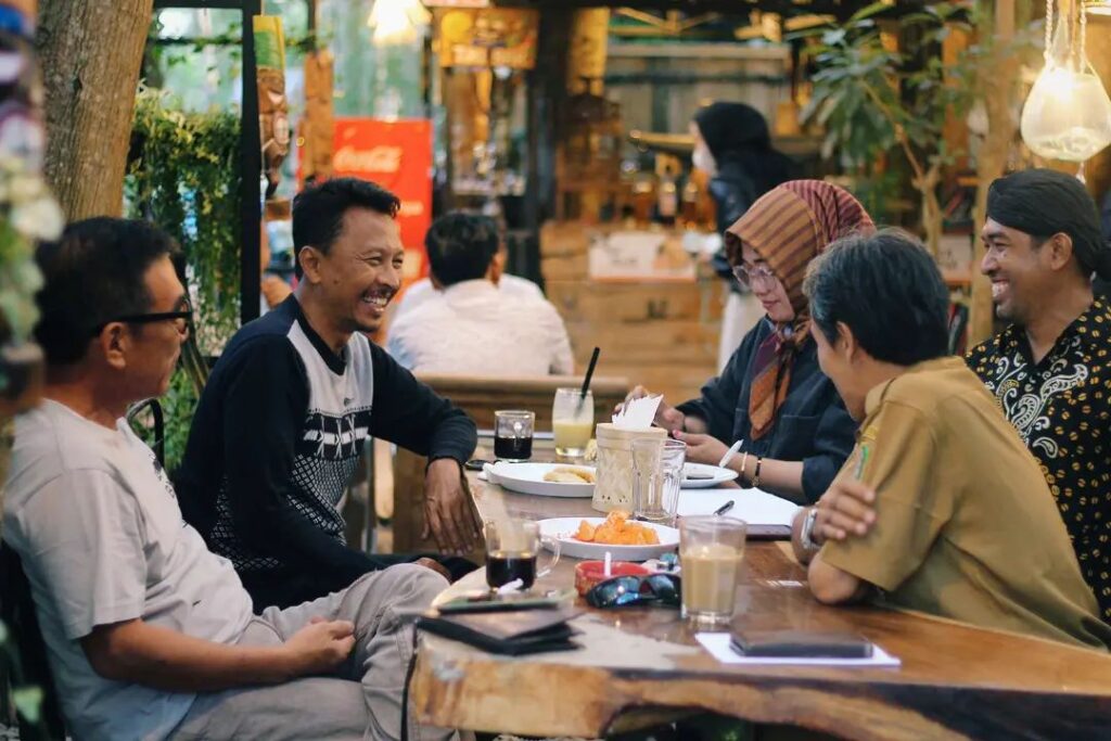 The Ratan caffe sedang dikunjungi berbagai kalangan masyarakat. Sumber: Instagram @kantintheratan