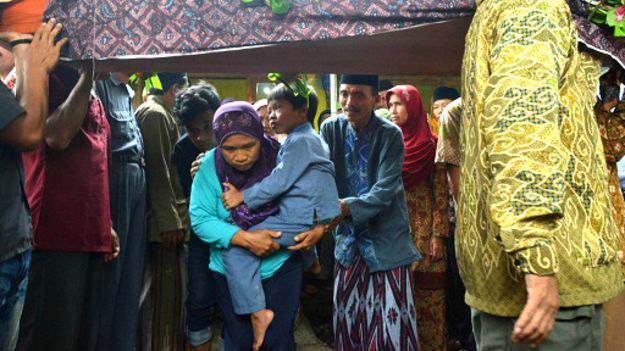 Brobosan Tradisi Jawa Menghormati Jenazah. Sumber Foto: Twitter @kaagetcom