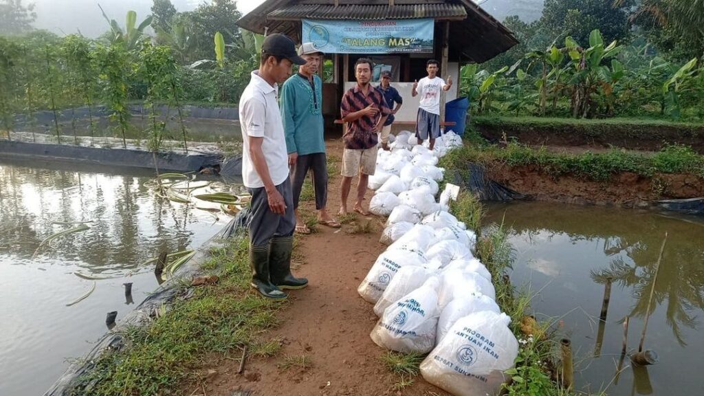 Kelompok pembudidaya ikan hendak melepaskan benih ikan dari KKP (Sumber foto: Istimewa).