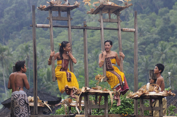 Ayunan Jantra Tradisi Desa Tenganan Pegringsingan. Sumber Foto: Pamorbali.com