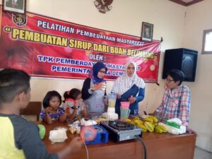 Pembuatan Sirup oleh PKK Desa Dampel (Sumber foto: Istimewa).