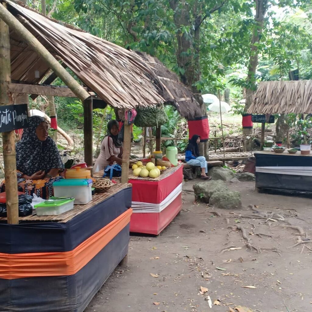 Masyarakat memanfaatkan kantin untuk berdagang di sekitar pantai punagaan. Sumber: Instagram @desapatilerengselayar