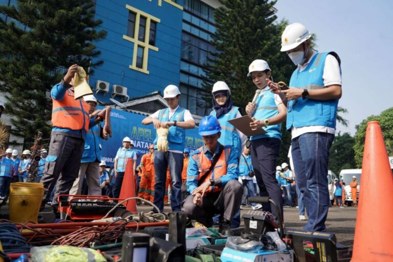 Keterangan: Petugas PLN Unit Induk Distribusi Jawa Barat Sumber foto: jabarprov.go.id