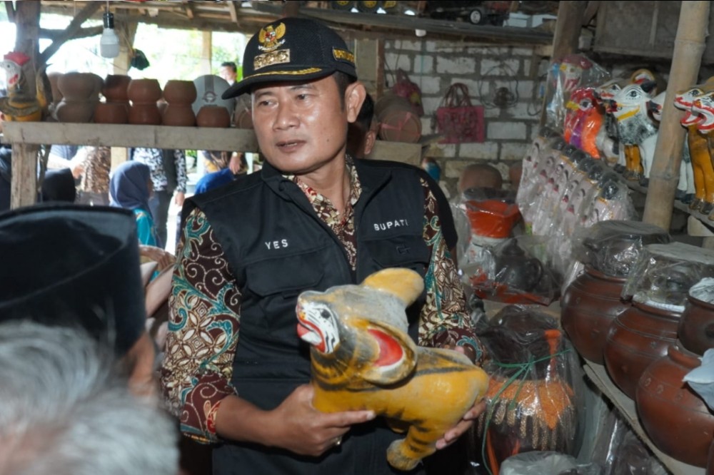 Bupati Lamongan Yuhronnur Effendi Melihat Hasil Produksi Gerabah. lamongankab.go.id