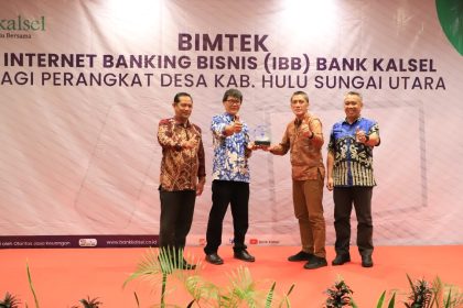 Pj Bupati Bersama Tim Bank Kalsel dan Perwakilan Perangkat Desa HSU. Sumber: kalselprov.go.id