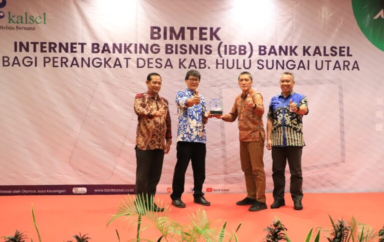 Pj Bupati Bersama Tim Bank Kalsel dan Perwakilan Perangkat Desa HSU. Sumber: kalselprov.go.id