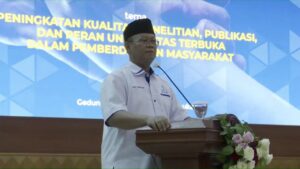 Rektor UT, Prof. Ojat Darojat saag membuma kegiatan "Penyerahan Surat Perjanjian Kontrak Penelitian dan Pengabdian kepada Masyarakat (PkM) Universitas Terbuka (UT) Tahun Anggaran 2023" yang diselenggarakan di UTCC, Tangerang Selatan (20/2/2023). Sumber foto: siaran langsung Universitas Terbuka TV