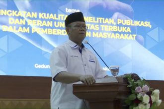 Rektor UT, Prof. Ojat Darojat saag membuma kegiatan "Penyerahan Surat Perjanjian Kontrak Penelitian dan Pengabdian kepada Masyarakat (PkM) Universitas Terbuka (UT) Tahun Anggaran 2023" yang diselenggarakan di UTCC, Tangerang Selatan (20/2/2023). Sumber foto: siaran langsung Universitas Terbuka TV