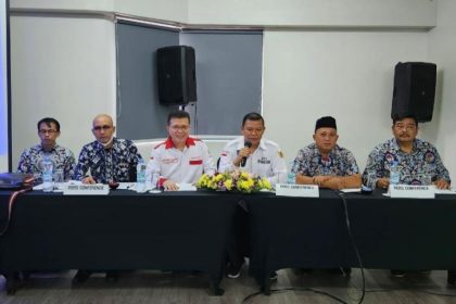 Ketua Umum DPP APDESI (Asosiasi Pemerintahan Desa Seluruh Indonesia) Surta Wijaya Saat Konferensi Pers, Sabtu (18/2/2023) Sumber foto: Istimewa