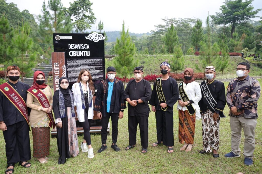 Menteri Pariwisata dan Ekonomi Kreatif Sandiaga Uno Saat Kunjungi Desa Wisata Cibuntu Sumber foto: ppid.kuningankab.go.id