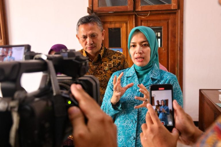 Ketua TP PKK Kabupaten Kudus saat menyampaikan tentang program Kampung Iklim kepada awak media.