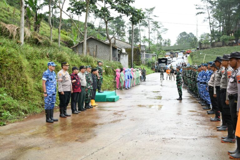 Pemerintah daerah Purbalingga bersama Kodim 0702/Purbalingga saat melaksanakan kegiatan reboisasi Sumber Foto: jatengprov.go.id