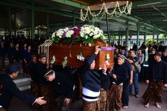 Brobosan Tradisi Jawa Menghormati Jenazah. Sumber Foto: Twitter @budayajawa