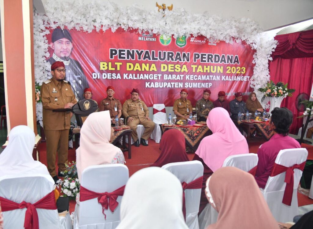 : Bupati Sumenep Achmad Fauzi saat menyalurkan BLT Dana Desa Tahun 2023 di Kalianget Barat, Kecamatan Kalianget, Kabupaten Sumenep pada Senin (13/2/2023) Sumber foto: sumenepkab.go.id