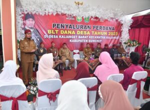 : Bupati Sumenep Achmad Fauzi saat menyalurkan BLT Dana Desa Tahun 2023 di Kalianget Barat, Kecamatan Kalianget, Kabupaten Sumenep pada Senin (13/2/2023) Sumber foto: sumenepkab.go.id