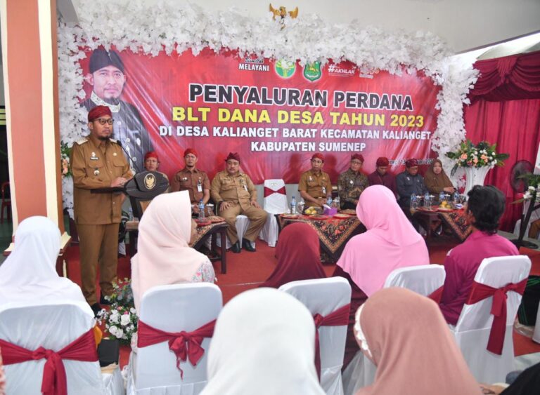 : Bupati Sumenep Achmad Fauzi saat menyalurkan BLT Dana Desa Tahun 2023 di Kalianget Barat, Kecamatan Kalianget, Kabupaten Sumenep pada Senin (13/2/2023) Sumber foto: sumenepkab.go.id