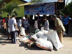 Petugas Bank Sampah sedang melakukan penjemputan sampah di rumah warga Desa Saribaye, Kecamatan Lingsar, Lombok Barat. (Sumber foto: akun facebook desa saribaye).