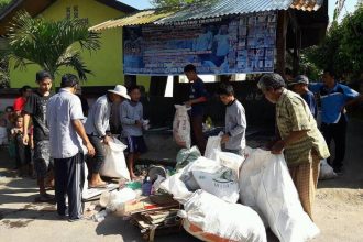 Petugas Bank Sampah sedang melakukan penjemputan sampah di rumah warga Desa Saribaye, Kecamatan Lingsar, Lombok Barat. (Sumber foto: akun facebook desa saribaye).
