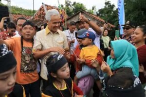 Gubernur Jawa Tengah Ganjar Pranowo, saat melakukan kunjungan dan pemantauaan pembangunan jalan di desa Keyongan. Sumber Foto: jatengprov.co.id