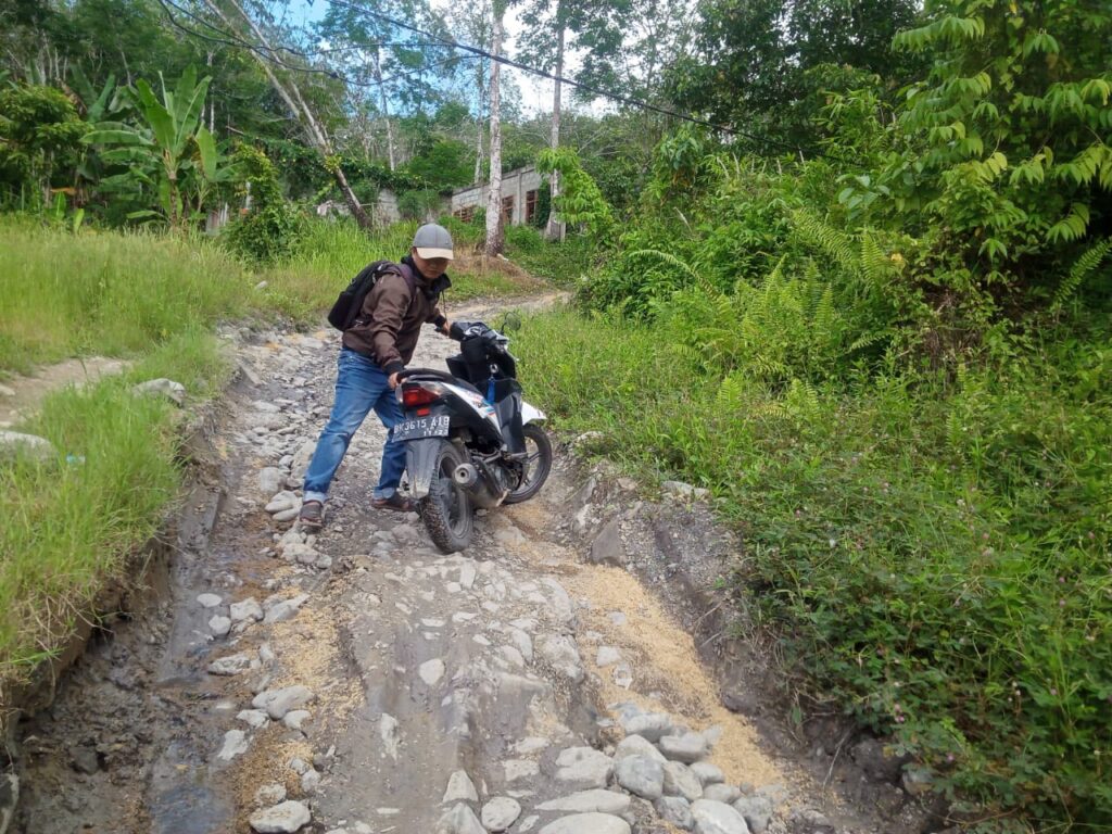 Kondisi Jalan Akses desa Rambaramba setelah terjadi bencana Longsor. Sumber Foto: Istimewa (Kepala Desa Rohati giawa)