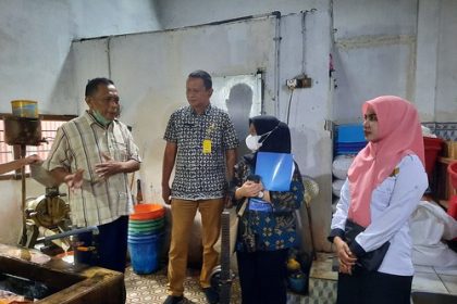 Kepala Dinas Perdagangan dan Perindustrian, Tanto Wijohari saat mengunjungi Kandidat Desa Devisa