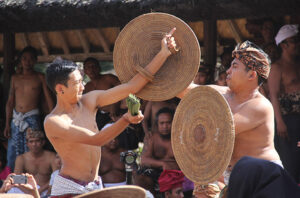 Mekare-Kare/Perang Pandan Tradisi Desa Tenganan, Karangasem Sember Foto: Istimewa