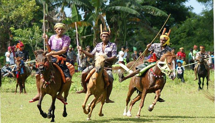 Tradisi Pasola Sumba Barat.  Sumber Foto: Twitter @ELFARAFM