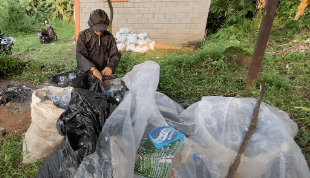 Keterangan: Petugas sedang memilah sampah. Sumber Foto: Bumdes Ketapanrame 