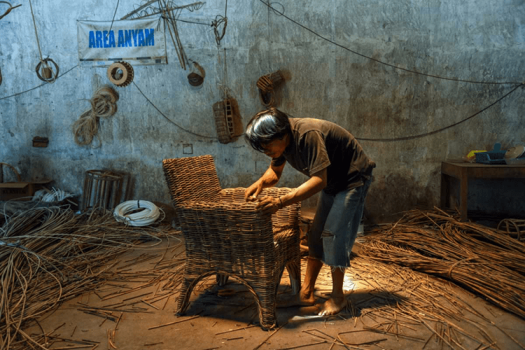 Perajin rotan di di Desa Trangsan, Kecamatan Gatak, Kabupaten Sukoharjo Sumber Foto: humas.jatengprov.go.id