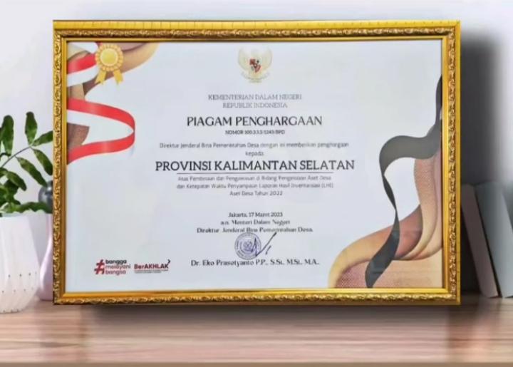 Piagam Penghargaan yang diberikan Kementerian Dalam Negeri (Kemendagri) RI kepada melalui Dinas Pemberdayaan Masyarakat Desa (DPMD) Provinsi Kalimantan Timur Sumber: Ig@dinaspmdprovkalsel