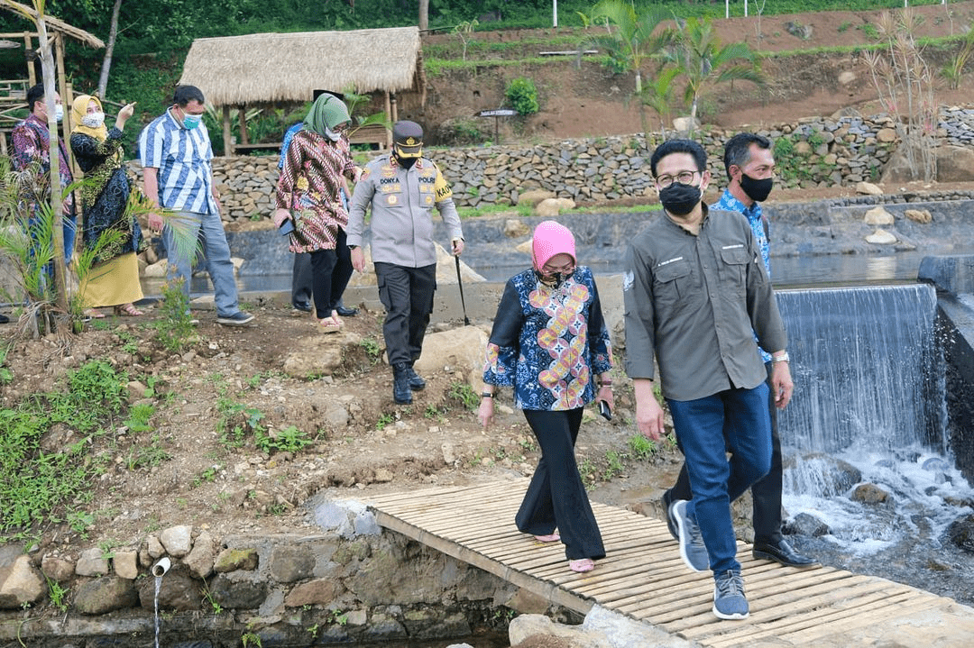 Keterangan: Mendes PDTT kunjungan ke air Terjun Dlundung. Sumber: @halimiskandarnu