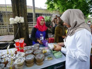 Bupati Banyuwangi Ipuk Fiestiandani saat membuka Ramadhan Street Food Festival, Kamis (23/3/2023). Sumber: banyuwangitourism.com