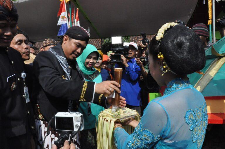 Tradisi Kirab Bobok Bumbung di Desa Pesanggrahan Sumber: jatengprov.go.id