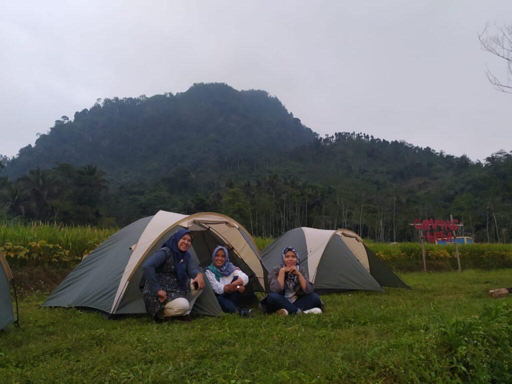 Pengunjung memanfaatkan Wisata Pagubugan di Desa Wisata Melung untuk Kemah. Sumber foto : Pengelola Desa Wisata Pagubugan.