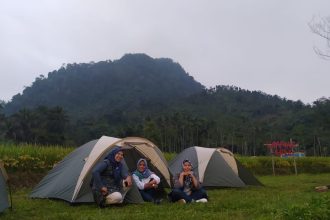 Pengunjung memanfaatkan Wisata Pagubugan di Desa Wisata Melung untuk Kemah. Sumber foto : Pengelola Desa Wisata Pagubugan.