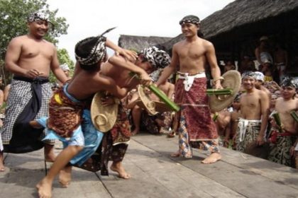 Tradisi Mekaré-karé atau Perang Pandan di Desa Tenganan, Kabupaten Karangasem, Bali. Sumber: karangasemkab.go.id