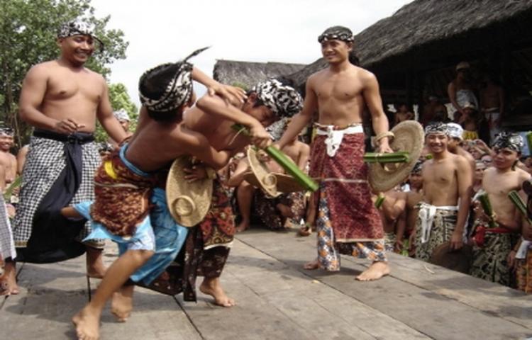 Tradisi Mekaré-karé atau Perang Pandan di Desa Tenganan, Kabupaten Karangasem, Bali. Sumber: karangasemkab.go.id