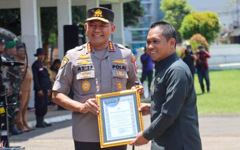 Kabaharkam Polri Komjen Pol Arief Sulistyanto memberikan penghargaan kepada Bupati Lumajang Thoriqul Haq Sumber: jatim.polri.go.id