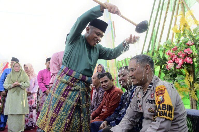 Wakil Bupati Bengkalis saat mengikuti rangkaian Tradisi Baarak Mandi Balimau di Desa Teluk Latak. Sumber: bengkaliskab.go.id