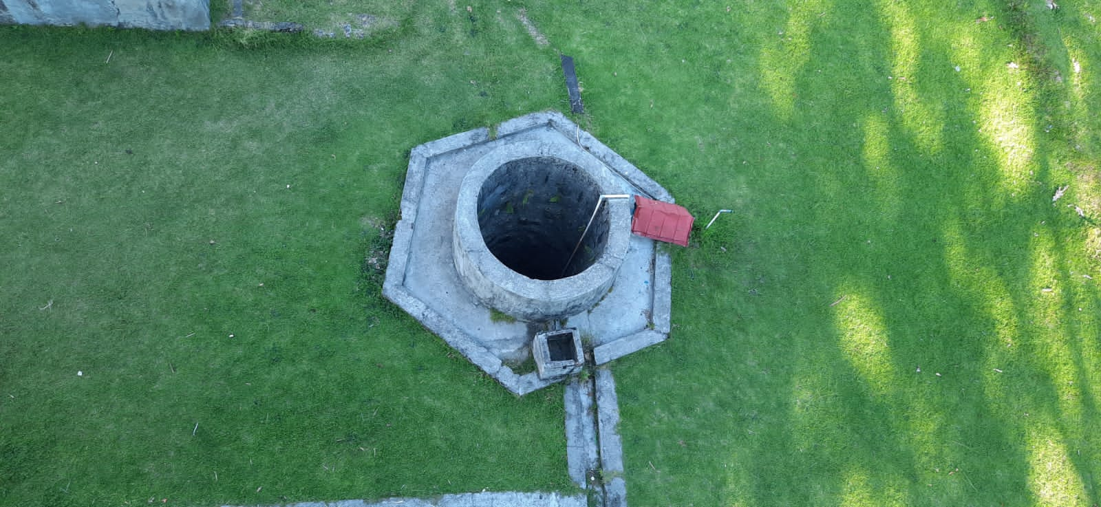 Sumur tua di sekitar Benteng Amsterdam Kompleks Desa Wisata Negeri Hila. Sumber foto : Pengelola Desa Wisata Negeri Hila.