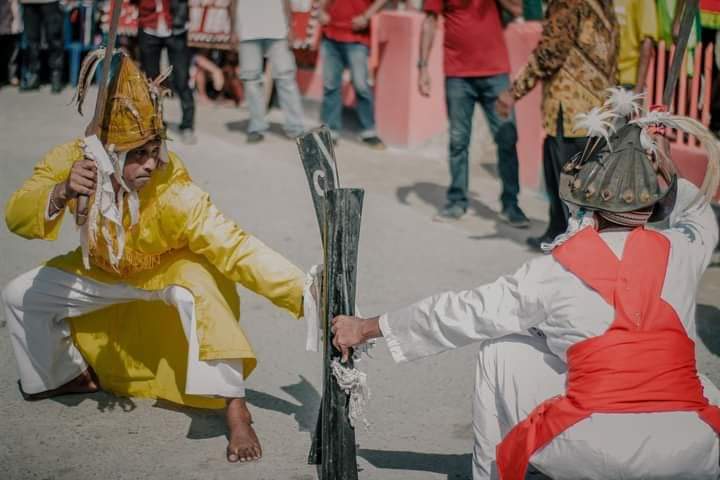 Tari Caka Lele salah satu tontonan bagi wisatawan saat berkunjung di Desa Wisata Negeri Hila. Sumber foto : Pengelola Desa Wisata Negeri Hila.