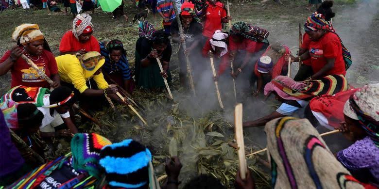 Bakar Batu Tradisi Memasak Khas Papua. Sumber Foto: Twitter @gagal_hijrah