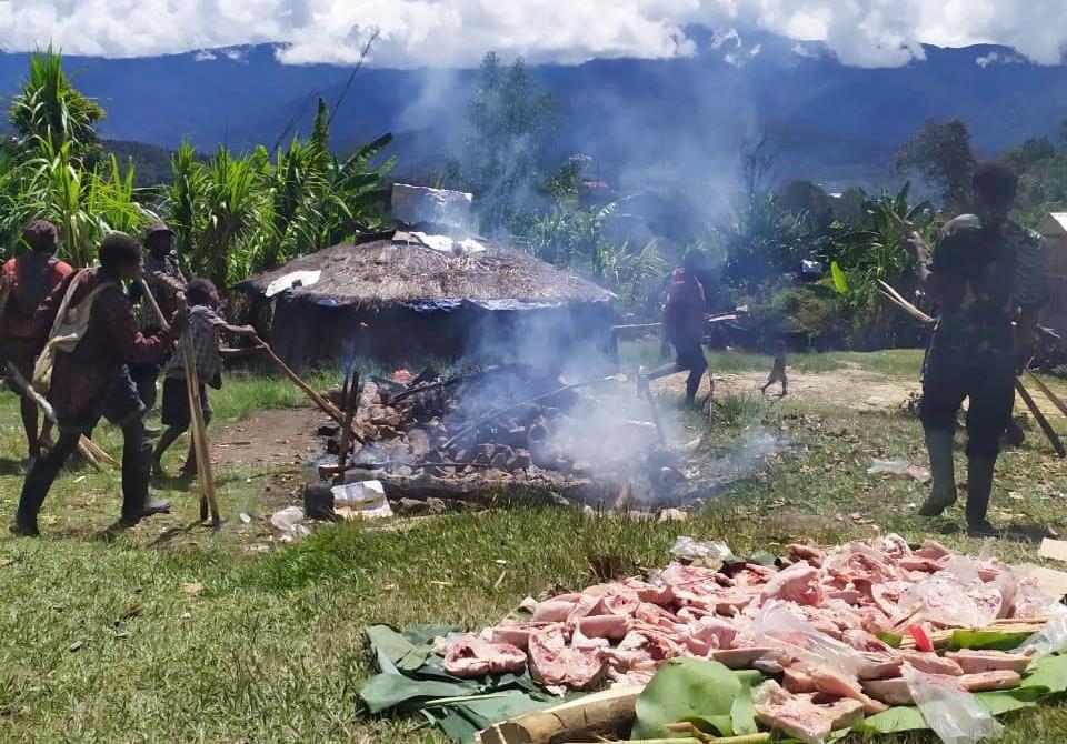 Bakar Batu Tradisi Memasak Khas Papua. Sumber Foto: Twitter @tni_ad