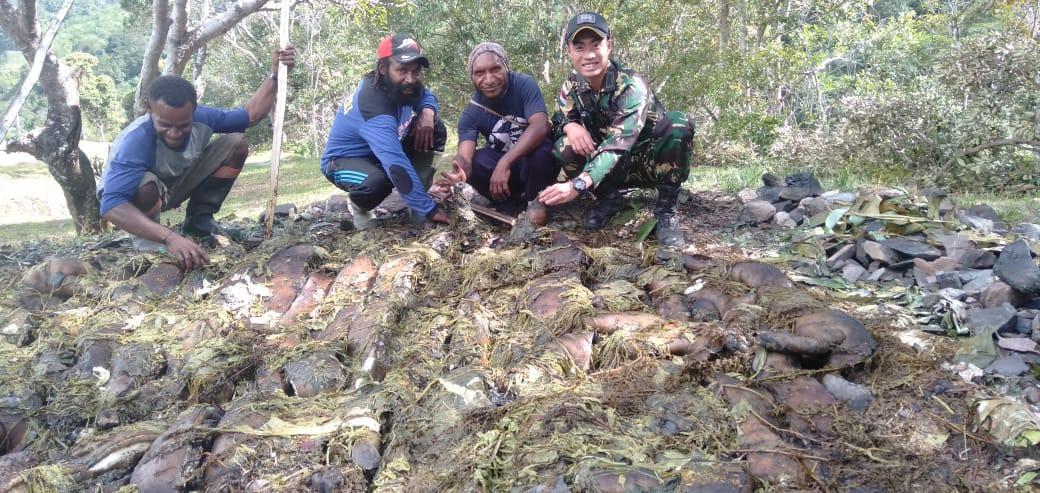 Bakar Batu Tradisi Memasak Khas Papua. Sumber Foto: Twitter @tni_ad