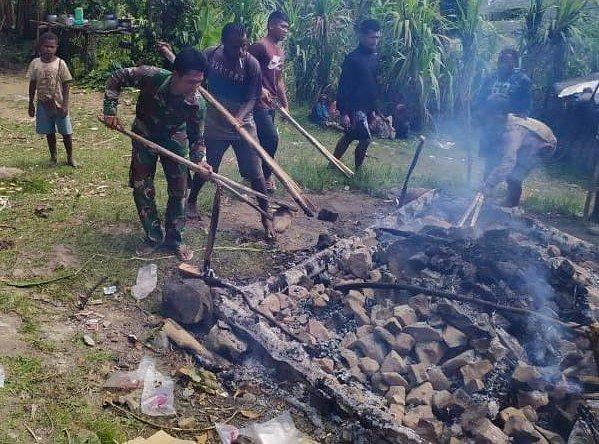 Bakar Batu Tradisi Memasak Khas Papua. Sumber Foto: Twitter @tni_ad