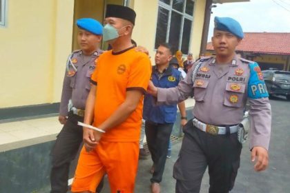 Mantan Kades Tambak Baya inisial YA diamankan setelah diduga melakukan tindak pidana Korupsi penyalahgunaan wewenang pada Pelepasan Hak tanah Kas Desa Tambak Baya Sumber: humas.polri.go.id