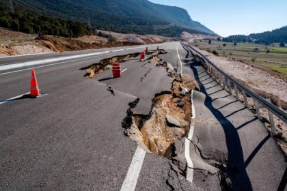 Ilustrasi Jalan Desa yang Mengalami Kerusakan. Sumber Foto: pixabay.com