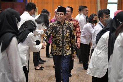 Menteri Desa, Pembangunan Daerah Tertinggal, dan Transmigrasi Abdul Halim Iskandar didampingi Sekjen Kemendes PDTT dan Eselon 1 Kemendes PDTT mengambil Sumpah Pegawai Negeri Sipil Kemendes PDTT di gedung Makarti Muktitama. Sumber Foto: Humas Kemendes PDTT