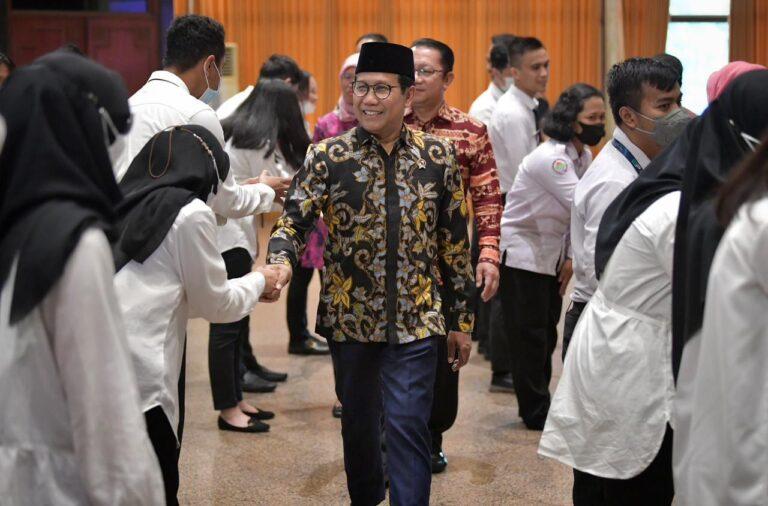 Menteri Desa, Pembangunan Daerah Tertinggal, dan Transmigrasi Abdul Halim Iskandar didampingi Sekjen Kemendes PDTT dan Eselon 1 Kemendes PDTT mengambil Sumpah Pegawai Negeri Sipil Kemendes PDTT di gedung Makarti Muktitama. Sumber Foto: Humas Kemendes PDTT