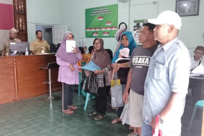 Masyarakat Desa Tumpang sedang berbondong-bondong mendaftarkan hak kepemilikan tanah melalui program PTSL. Sumber Foto: blitarkab.go.id